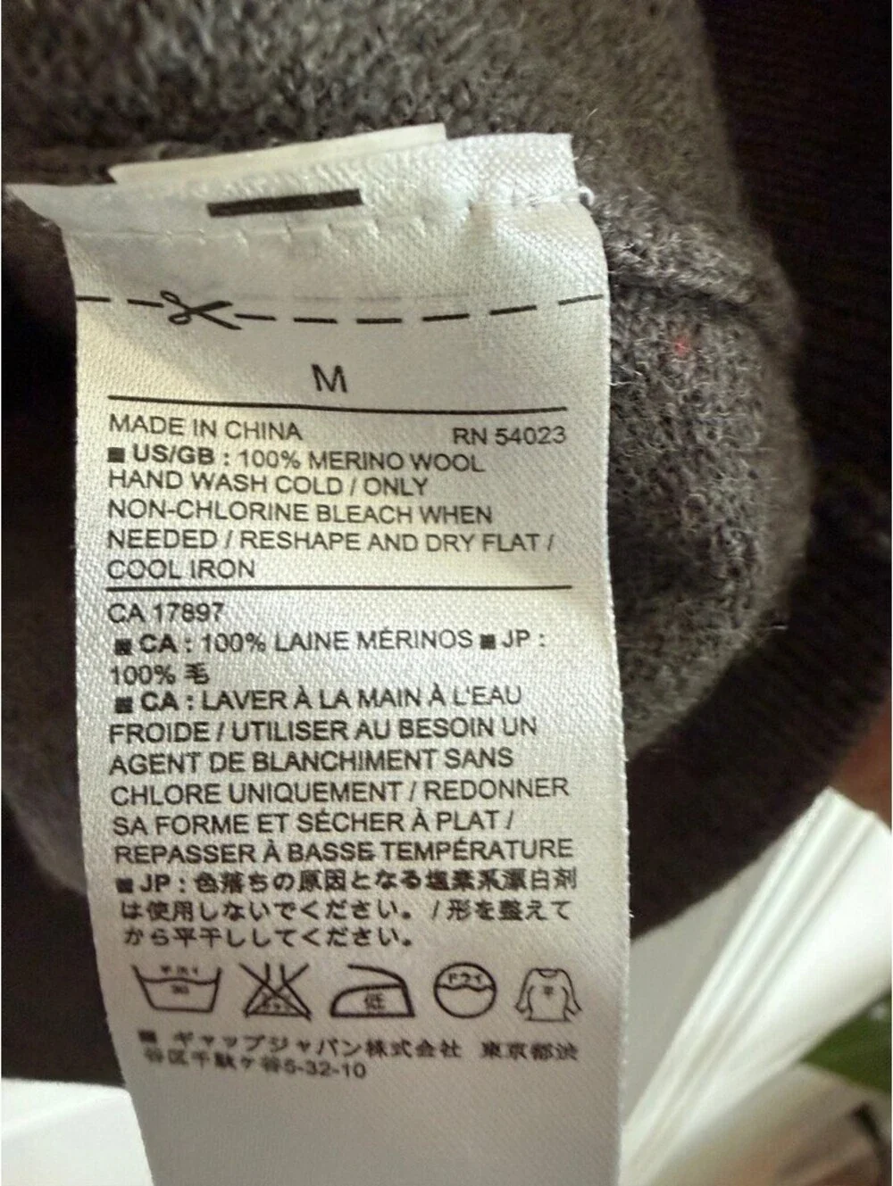 Banana Republic Men's 100% Merino Wool Gray V-Neck Pullover Sweater Medium